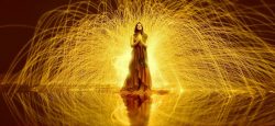 Imagen donde se ve a una mujer orando y toda la energía que la envuelve.